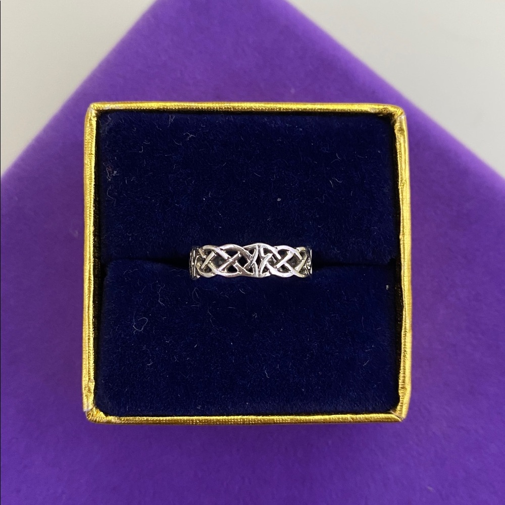 💛 10k White Gold Celtic Ring